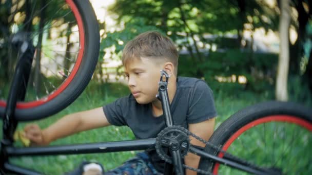 Chłopiec myje jego rower Bmx z wody i piany — Wideo stockowe