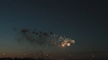 gece gökyüzünde güzel havai fişek gösterisi