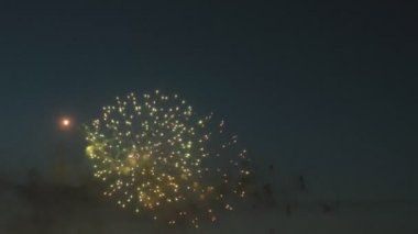 gece gökyüzünde güzel havai fişek gösterisi