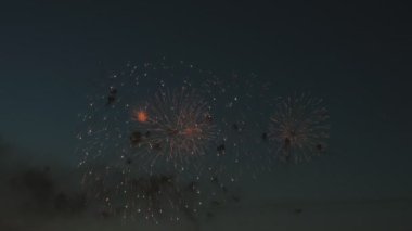 gece gökyüzünde güzel havai fişek gösterisi