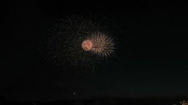 gece gökyüzünde güzel havai fişek gösterisi