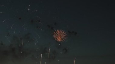 gece gökyüzünde güzel havai fişek gösterisi