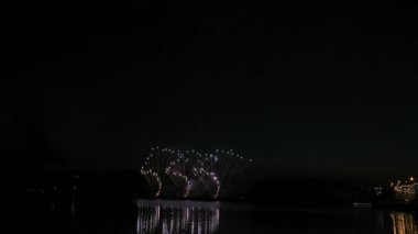gece gökyüzünde güzel havai fişek gösterisi