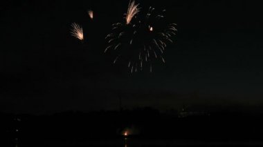 gece gökyüzünde güzel havai fişek gösterisi