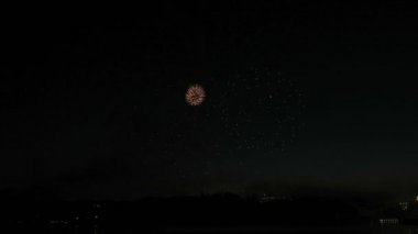 gece gökyüzünde güzel havai fişek gösterisi