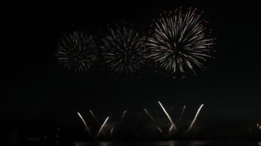 gece gökyüzünde güzel havai fişek gösterisi