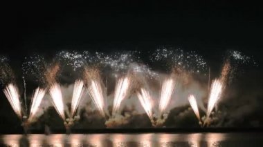 gece gökyüzünde güzel havai fişek gösterisi