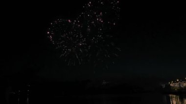 gece gökyüzünde güzel havai fişek gösterisi