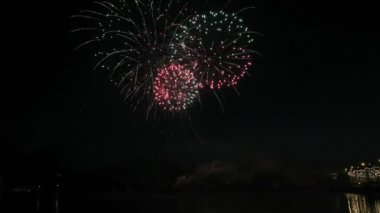 gece gökyüzünde güzel havai fişek gösterisi