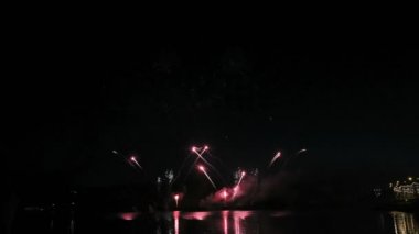 gece gökyüzünde güzel havai fişek gösterisi