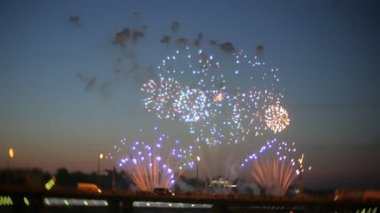 gece gökyüzünde güzel havai fişek gösterisi