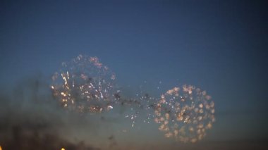 gece gökyüzünde güzel havai fişek gösterisi