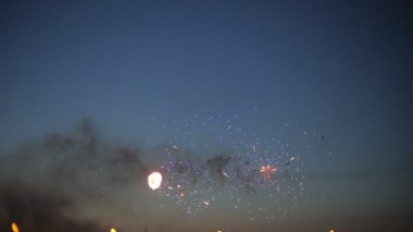 gece gökyüzünde güzel havai fişek gösterisi