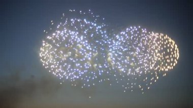 gece gökyüzünde güzel havai fişek gösterisi