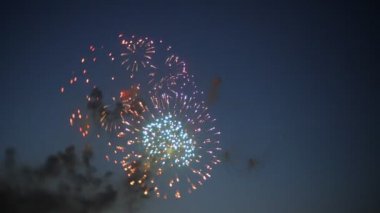 gece gökyüzünde güzel havai fişek gösterisi