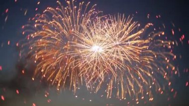 gece gökyüzünde güzel havai fişek gösterisi