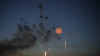 gece gökyüzünde güzel havai fişek gösterisi