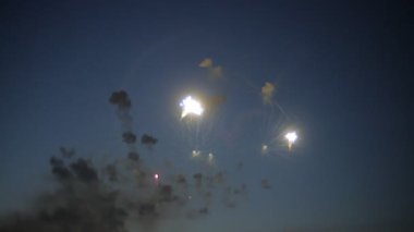 gece gökyüzünde güzel havai fişek gösterisi