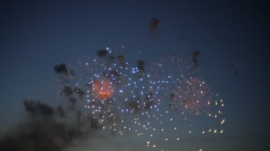 gece gökyüzünde güzel havai fişek gösterisi