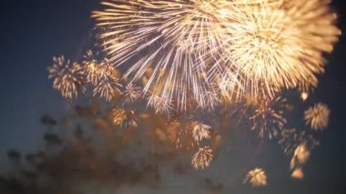 gece gökyüzünde güzel havai fişek gösterisi