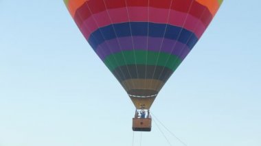 Sıcak hava balonları kırsal alanın üzerinde gökyüzünde.