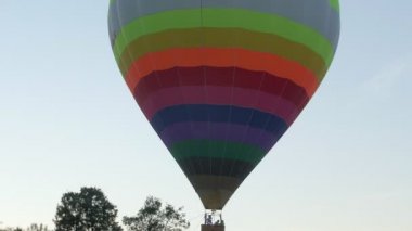 Sıcak hava balonları kırsal alanın üzerinde gökyüzünde.
