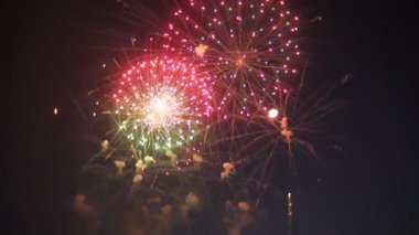 gece gökyüzünde güzel havai fişek gösterisi