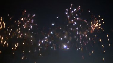 gece gökyüzünde güzel havai fişek gösterisi