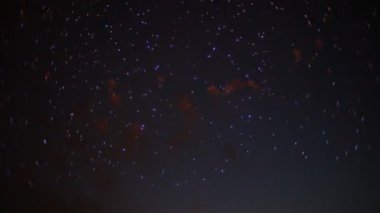 gece gökyüzünde güzel havai fişek gösterisi