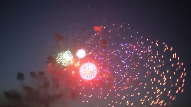 밤 하늘의 아름 다운 불꽃 쇼 — 비디오