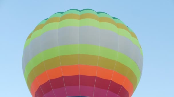 Balonów na ogrzane powietrze w niebo nad polem na wsi. — Wideo stockowe