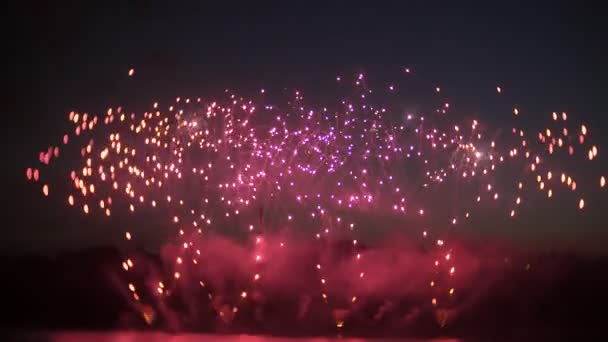 Gece gökyüzünde güzel havai fişek gösterisi — Stok video