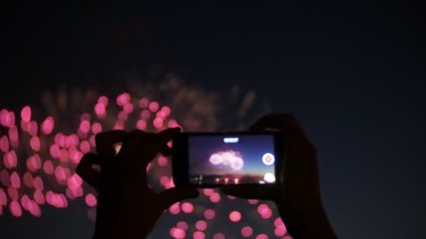 Zuschauer mit Smartphones. Feuerwerk am Telefon fotografieren, Hände in Nahaufnahme — Stockvideo