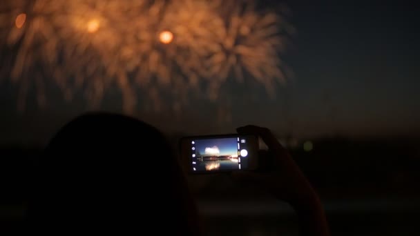 Espectadores con smartphones. Fotografía fuegos artificiales en el teléfono, manos de cerca — Vídeos de Stock