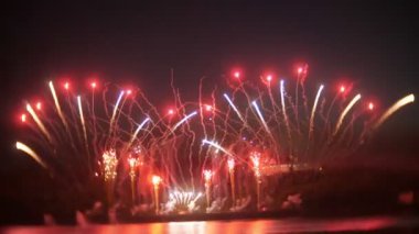 gece gökyüzünde güzel havai fişek gösterisi