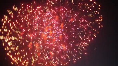 gece gökyüzünde güzel havai fişek gösterisi