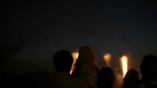 Fuegos artificiales familiares irreconocibles. La gente está viendo fuegos artificiales 4k — Vídeos de Stock