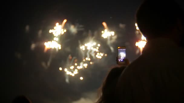 Fuochi d'artificio di famiglia irriconoscibili. La gente sta guardando fuochi d'artificio 4k — Video Stock