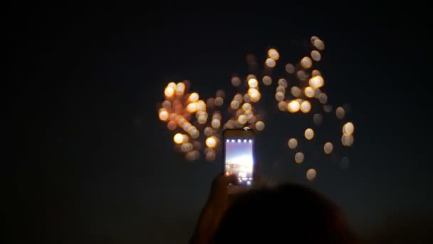 Spettatori Con Smartphone Fuochi Artificio Fotografici Telefono Mani Close — Video Stock