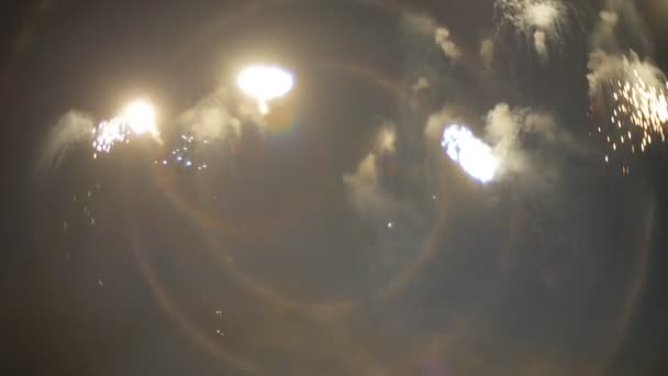 Hermoso espectáculo de fuegos artificiales en el cielo nocturno — Vídeo de stock