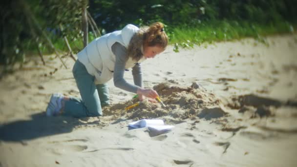 La donna è impegnata nello scavo di ossa nella sabbia, scheletro e strumenti archeologici . — Video Stock