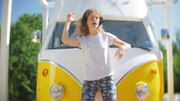 Jeune femme en plein air par voiture de vagon jaune écouter de la musique dans les écouteurs à l'aide d'un smartphone relaxant, profiter, concept de technologie et Voyage — Video