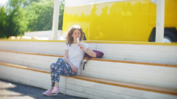 Mujer joven al aire libre por vagón amarillo coche escuchar música en los auriculares con el teléfono inteligente - relajarse, disfrutar, concepto de la tecnología y viajar — Vídeo de stock