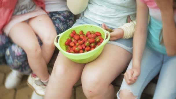 Vtipné děti dívka jíst jahody v parku — Stock video