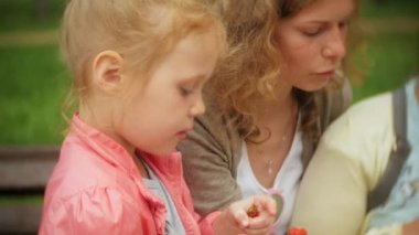 Parkta topladıklarıçilekleri komik çocuk kız