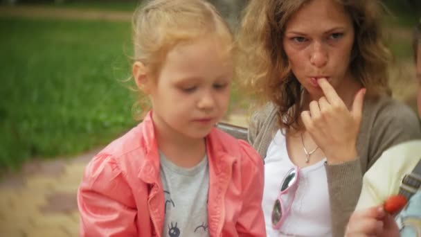 Muchacha divertida de los niños comiendo fresas en parque — Vídeo de stock