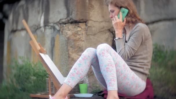 젊은 여자는이 젤 페인트와 브러시 오래 된 빈티지 다리에 무 — 비디오