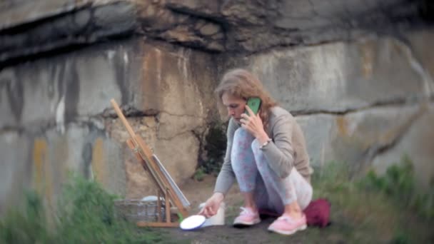 Młoda kobieta opiera się na sztalugi farby i pędzla starych vintage most — Wideo stockowe