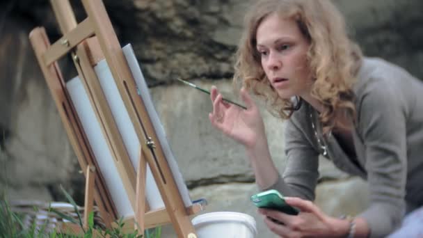 若い女性はイーゼル塗料やブラシの古いビンテージ橋に を描画します — ストック動画