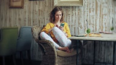 Genç kadın bir kafe barda bir kokteyl içer